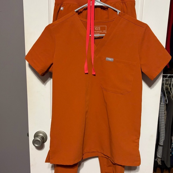 FIGS Scrub Set – Dirty Chai - Picture 2 of 6